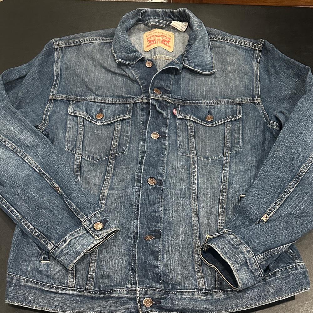 Vintage Style Levi's Men's Indigo Denim Trucker Jacket